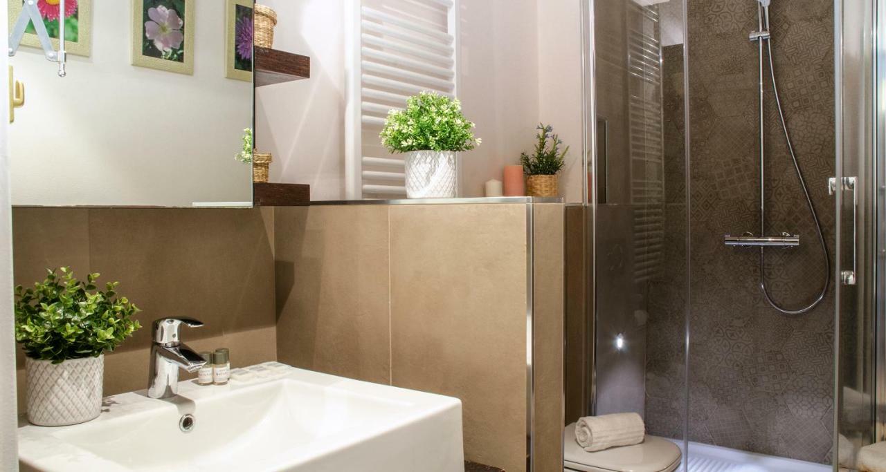 Flowers Apartment Joivy 25 Côme Extérieur photo